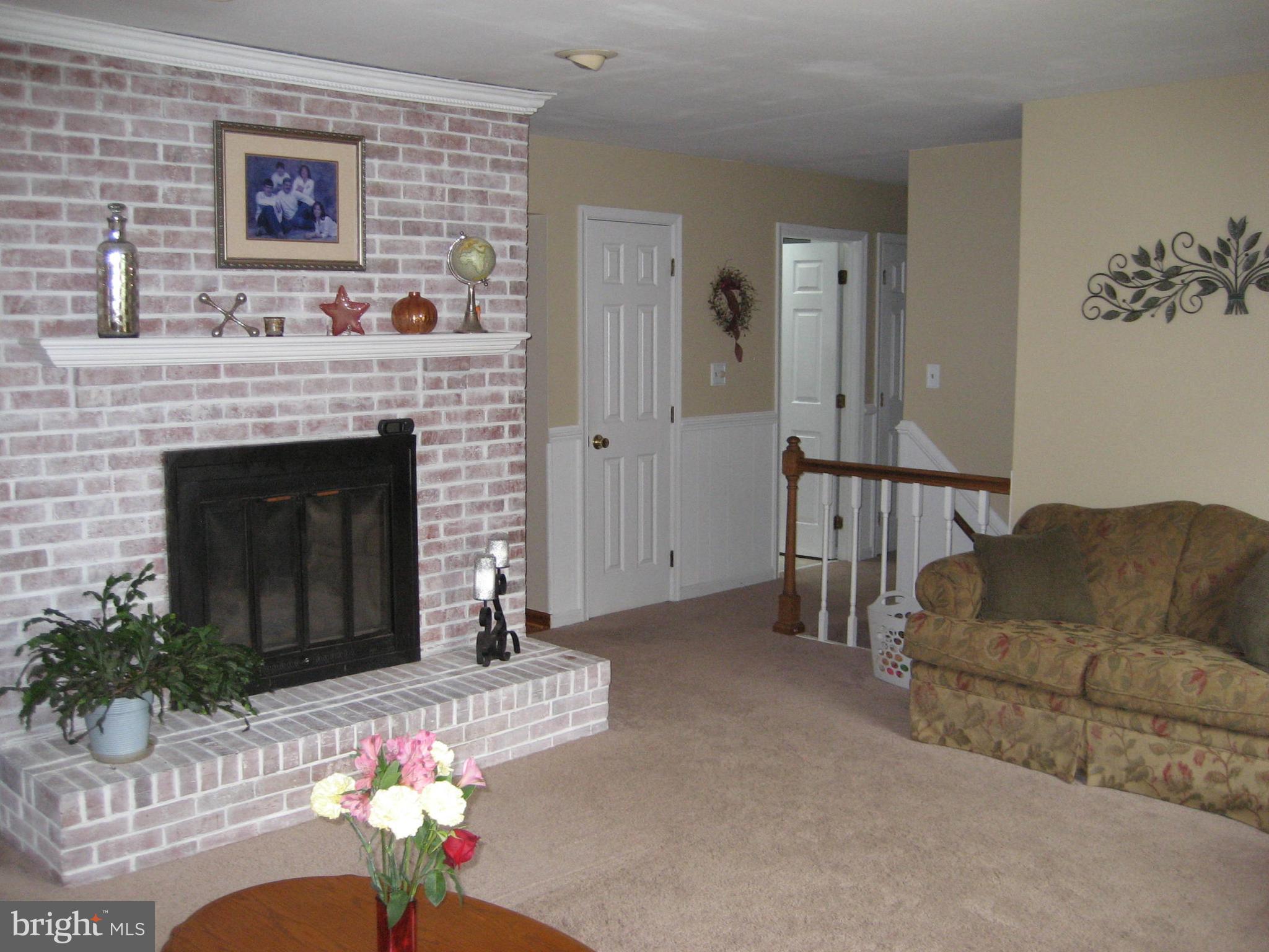 4896 Alesia Lineboro Road Manchester, MD 21102 - Photo 25 of 55 Living Room