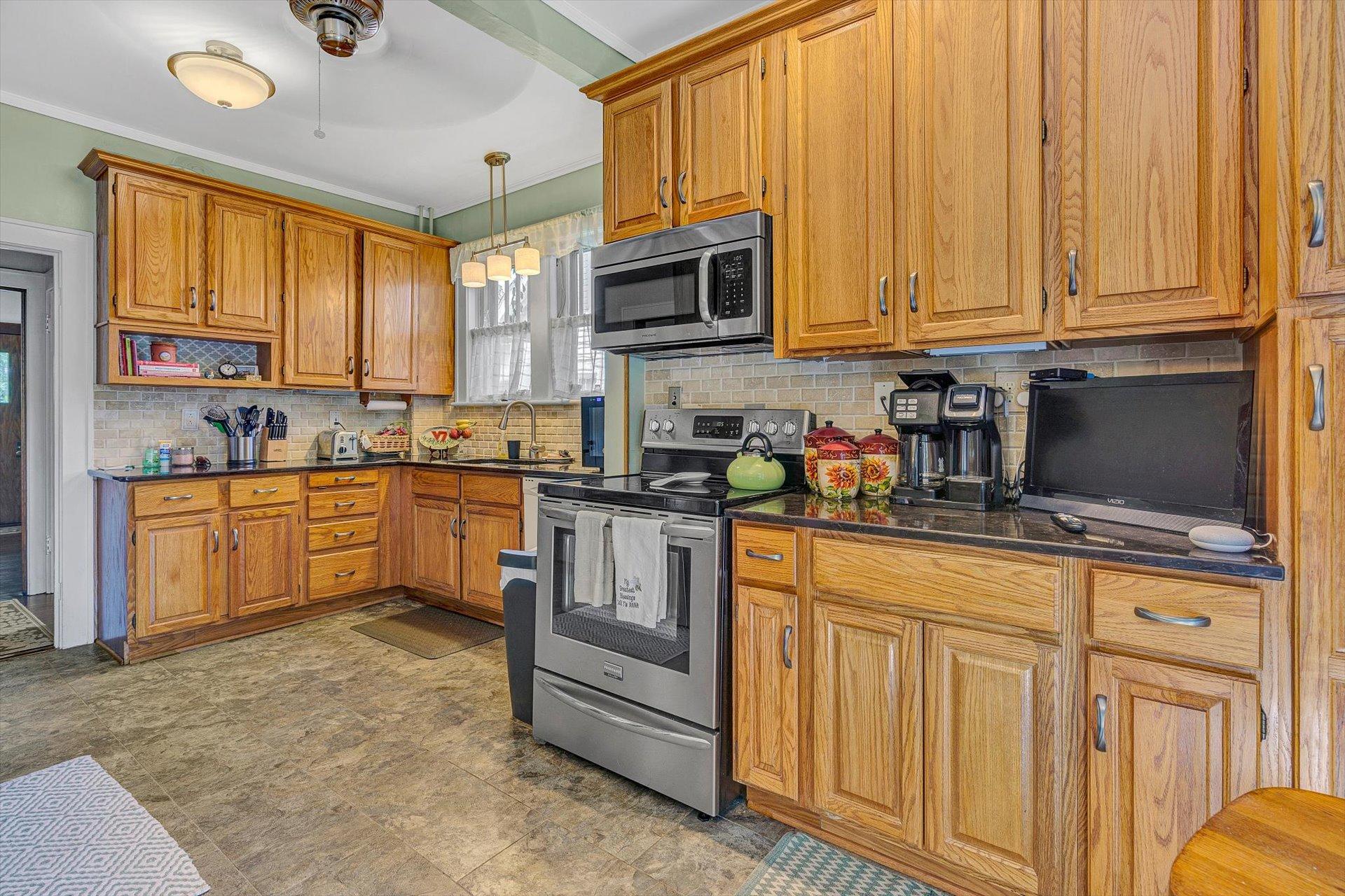 1846 Arlington Road Southwest Roanoke, VA 24015 - Photo 12 of 39 12-080420210045