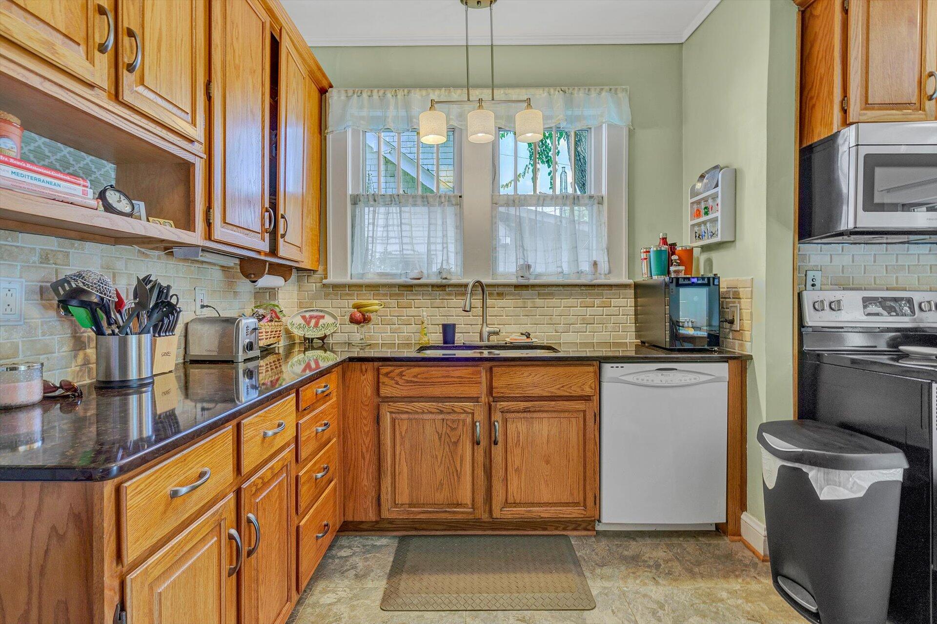 1846 Arlington Road Southwest Roanoke, VA 24015 - Photo 9 of 39 09-080420210042