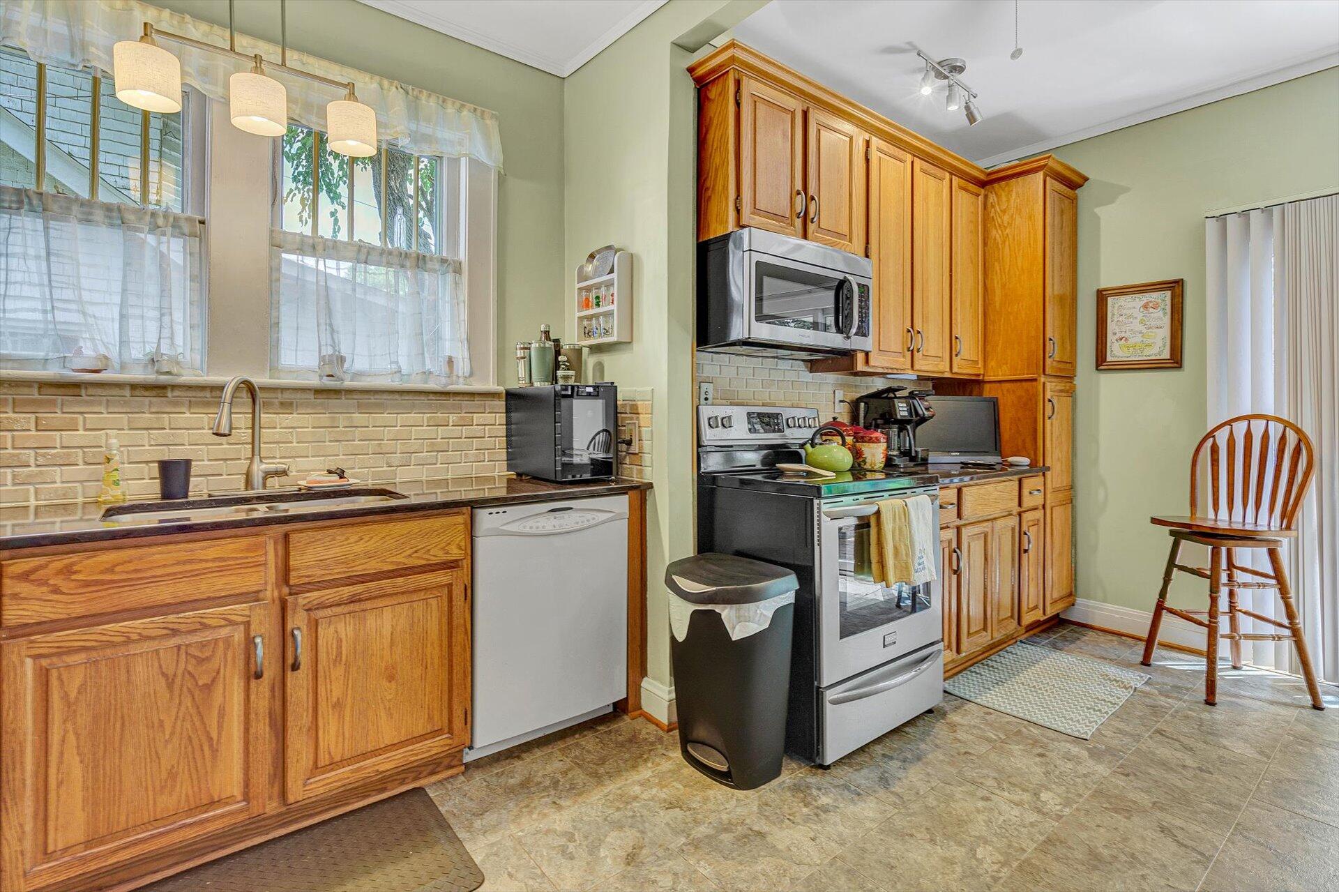1846 Arlington Road Southwest Roanoke, VA 24015 - Photo 10 of 39 10-080420210043