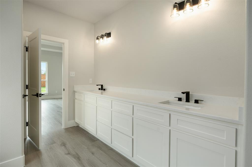 509 Limestone Circle Mabank, TX 75147 - Photo 20 of 36 a bathroom with a sink and mirror