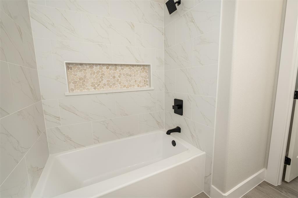 509 Limestone Circle Mabank, TX 75147 - Photo 26 of 36 a bathroom with a bathtub