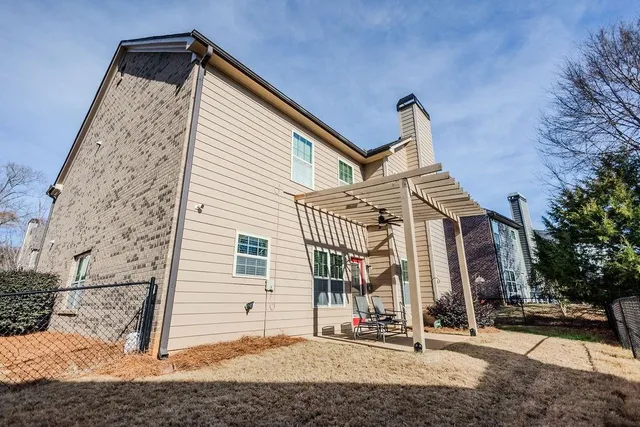 a view of a house with a yard