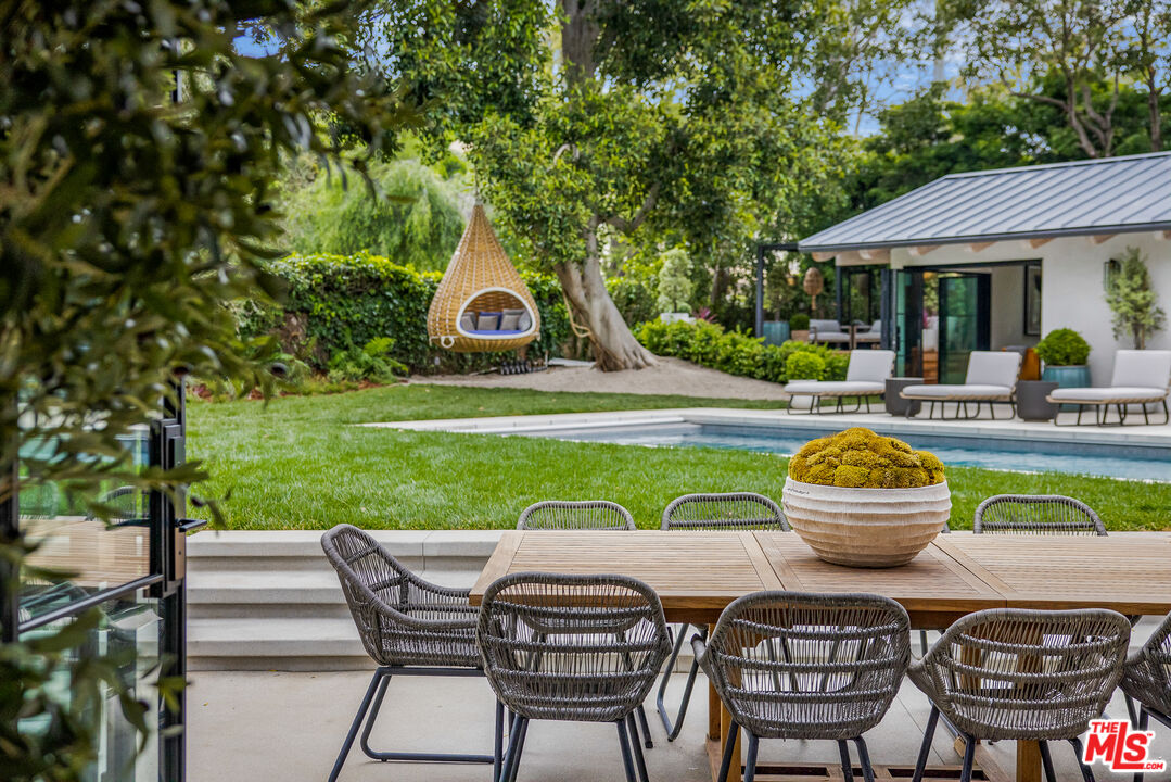 1508 Old Oak Road Los Angeles, CA 90049 - Photo 37 of 63 a view of a chairs and table in the patio