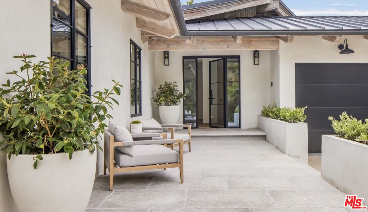 1508 Old Oak Road Los Angeles, CA 90049 - Photo 4 of 63 a living room with furniture and a potted plant