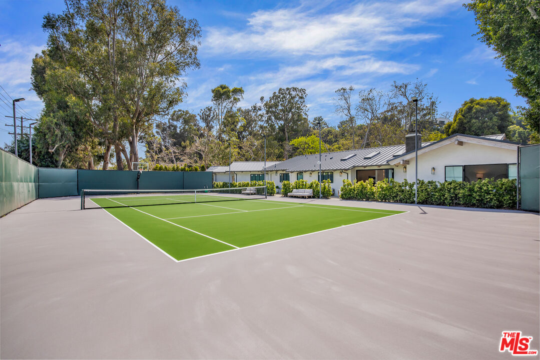 1508 Old Oak Road Los Angeles, CA 90049 - Photo 46 of 63 a view of green field with house in the background