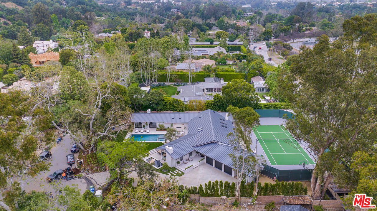 1508 Old Oak Road Los Angeles, CA 90049 - Photo 49 of 63 an aerial view of multiple houses with yard