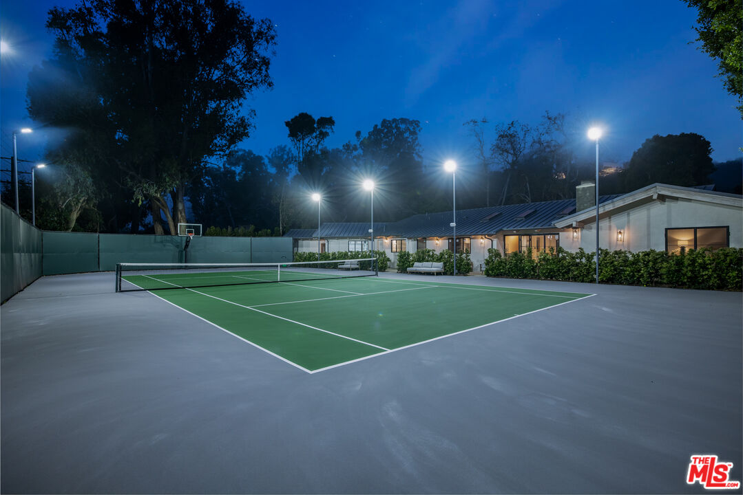 1508 Old Oak Road Los Angeles, CA 90049 - Photo 63 of 63 a view of a building with a big yard