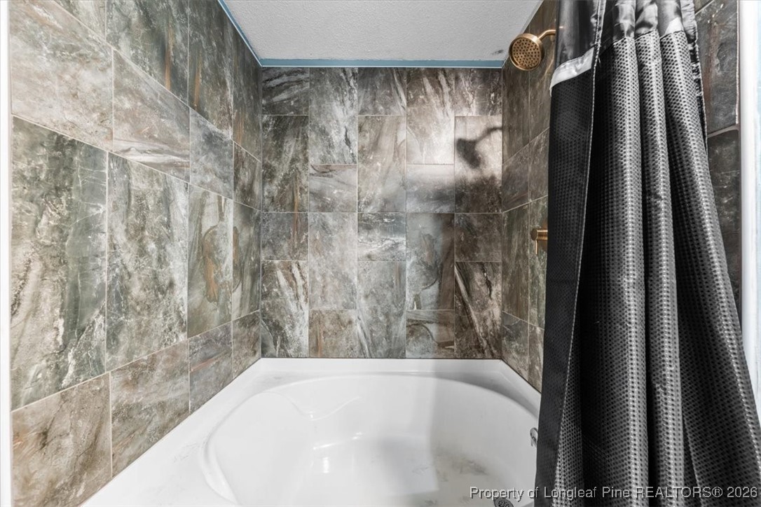 101 North Rockingham Street Robbins, NC 27325 - Photo 26 of 32 a bathroom with a bathtub