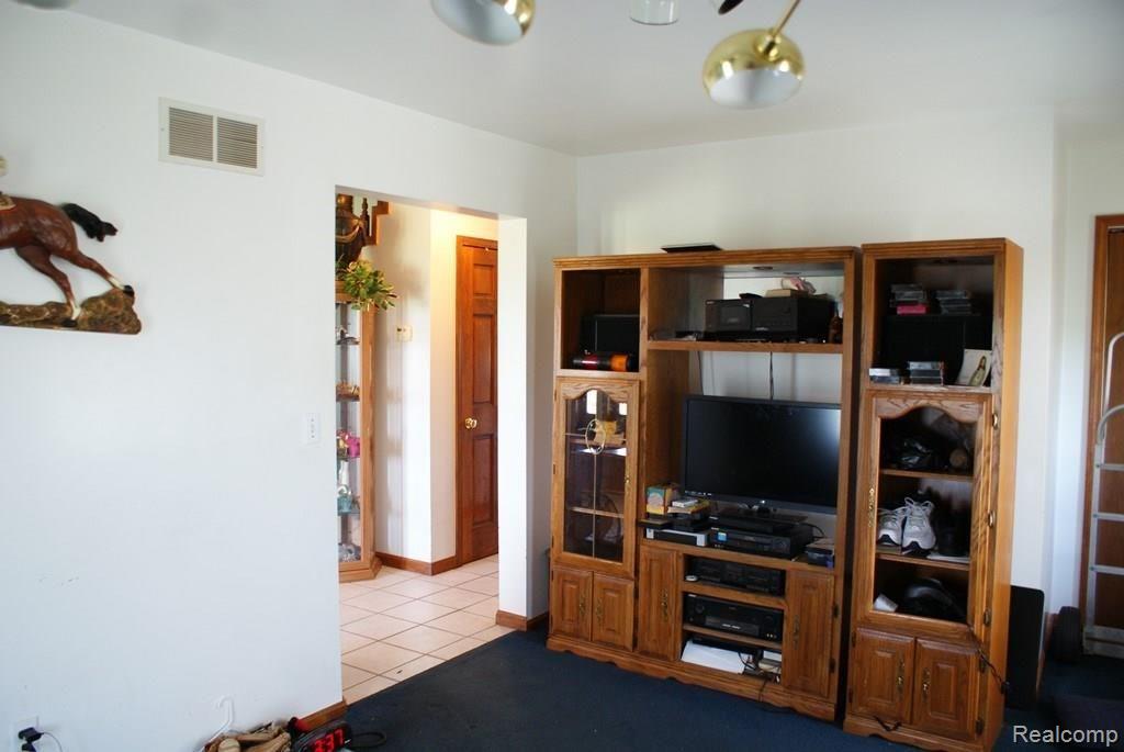 631 Maple Grove Road Lapeer, MI 48446 - Photo 19 of 44 DSC04367.jpg