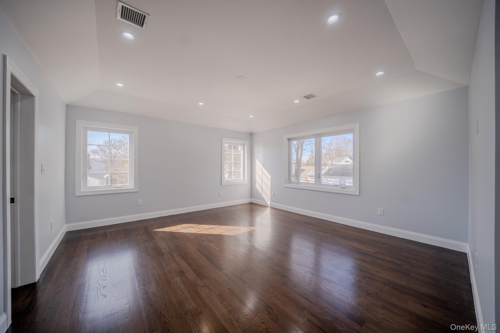 68 Spruce Street Hicksville, NY 11801 - Photo 24 of 39