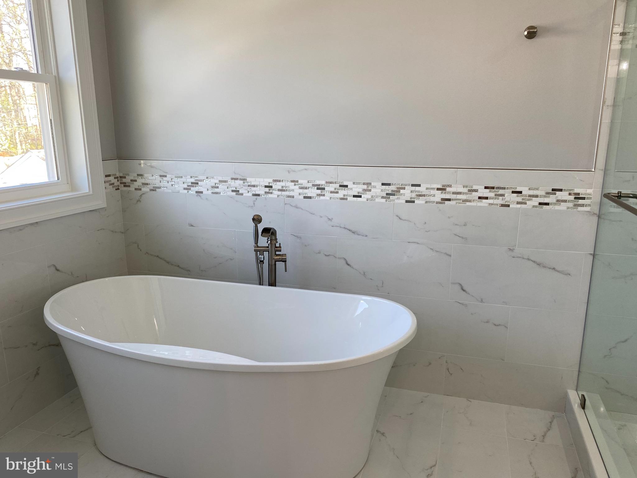 8712 Redman Street Springfield, VA 22153 - Photo 31 of 77 Master soak-in tub