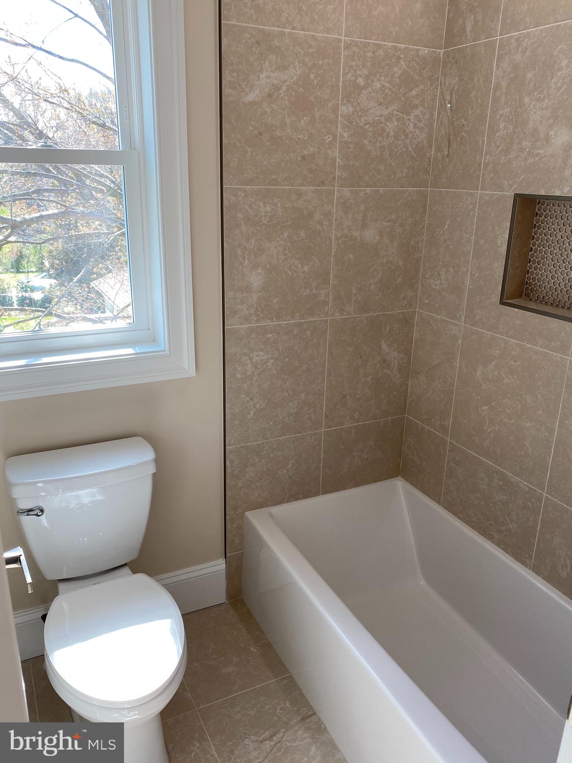 8712 Redman Street Springfield, VA 22153 - Photo 45 of 77 Jack & Jill tub