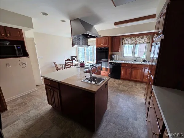 $489,000 | 3 St Charles Court, Amherst, NY 14221