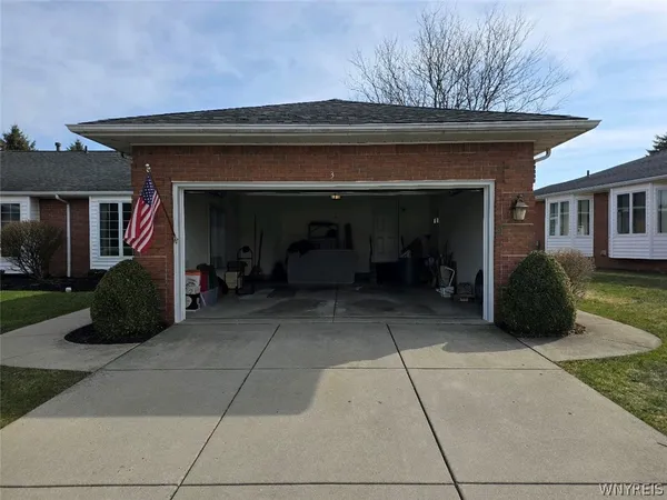 $489,000 | 3 St Charles Court, Amherst, NY 14221