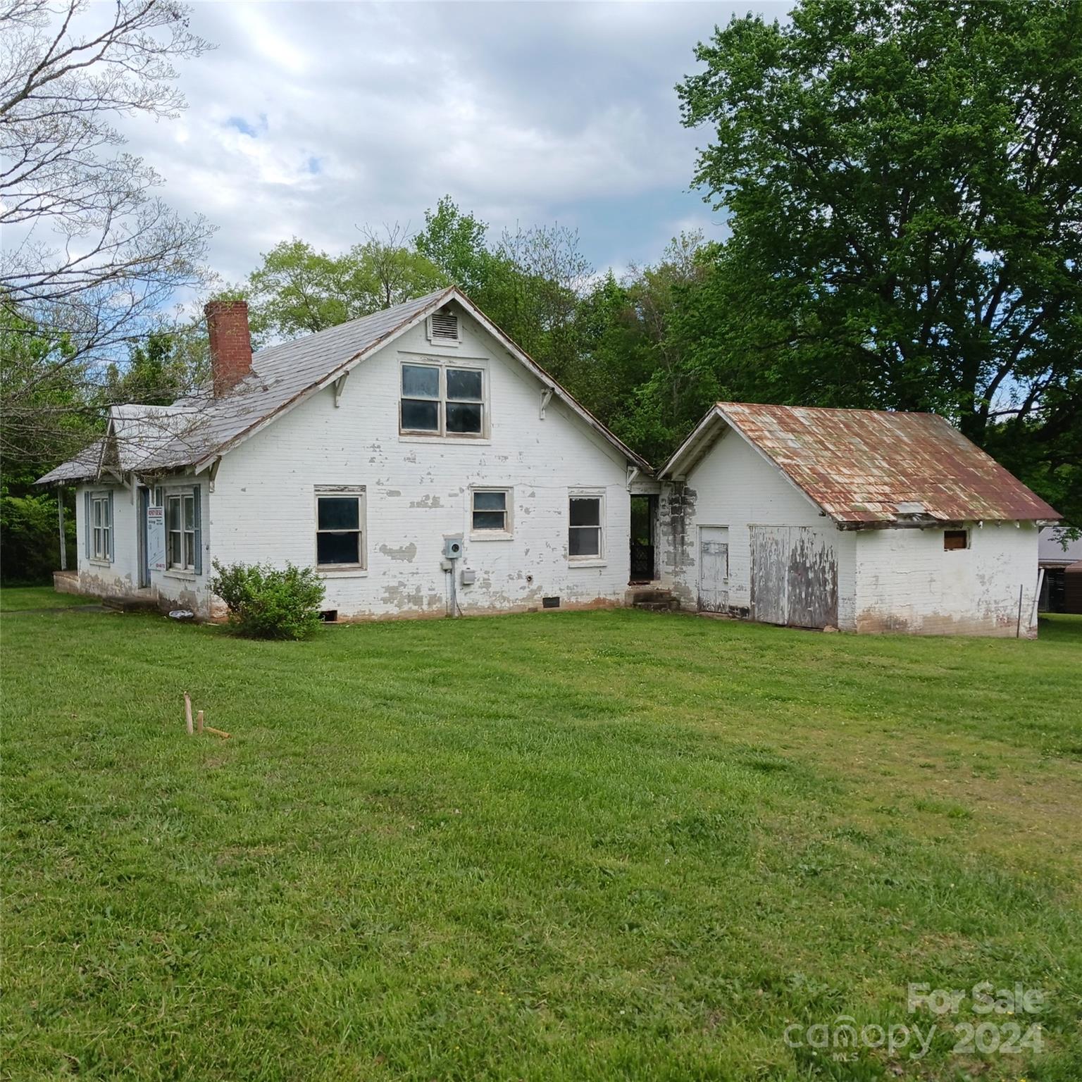 a view of a house with backyard