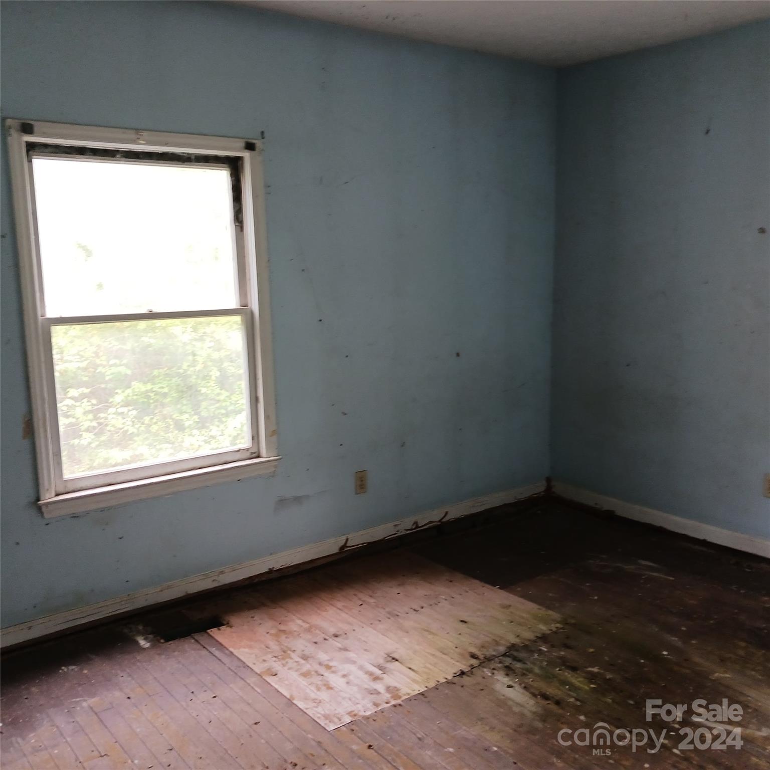 3116 Highway 70 Morganton, NC 28655 - Photo 8 of 13 an empty room with a window