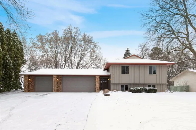 $400,000 | 7100 145th Street West, Apple Valley, MN 55124