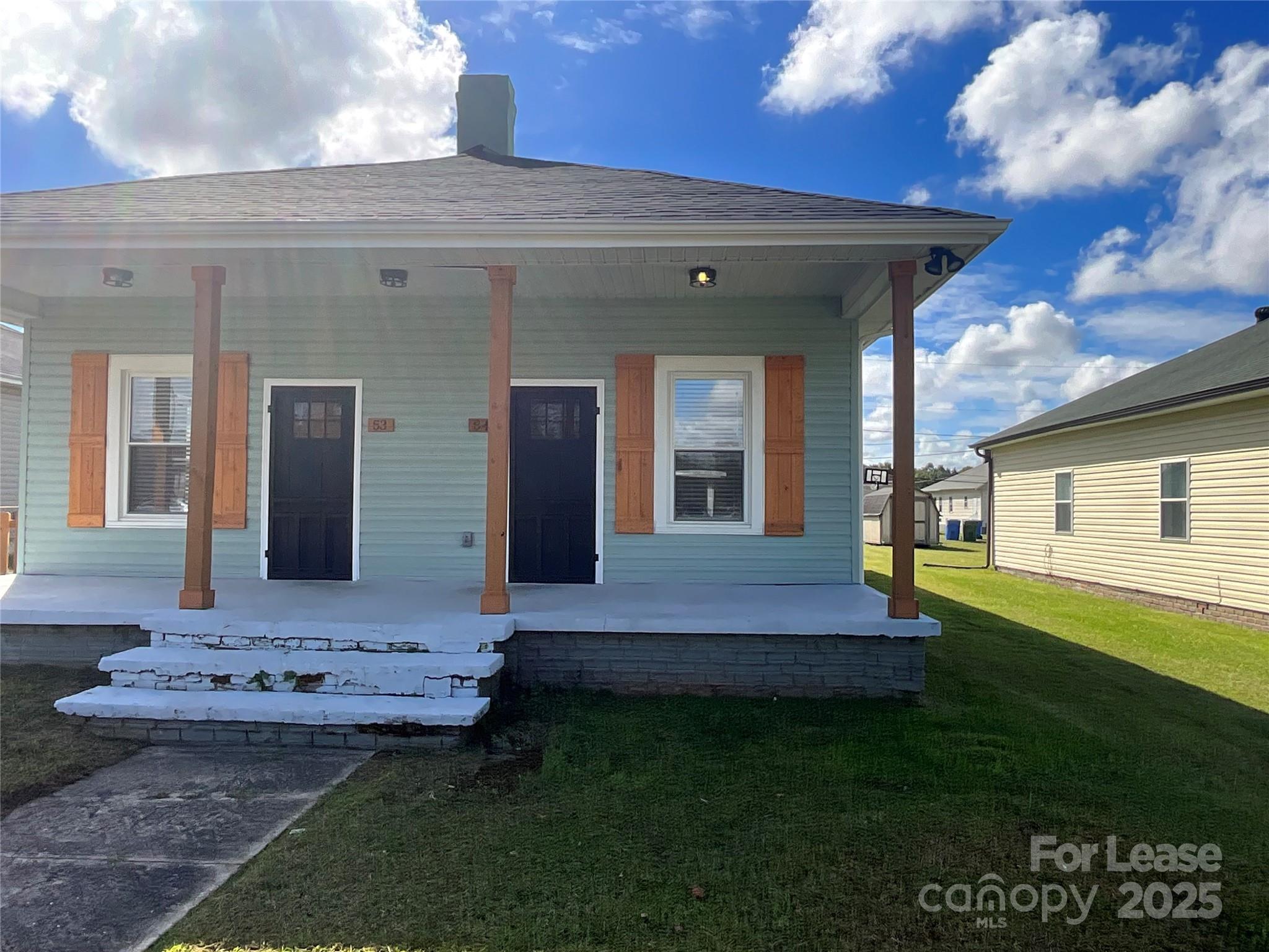 a view of a house with a backyard