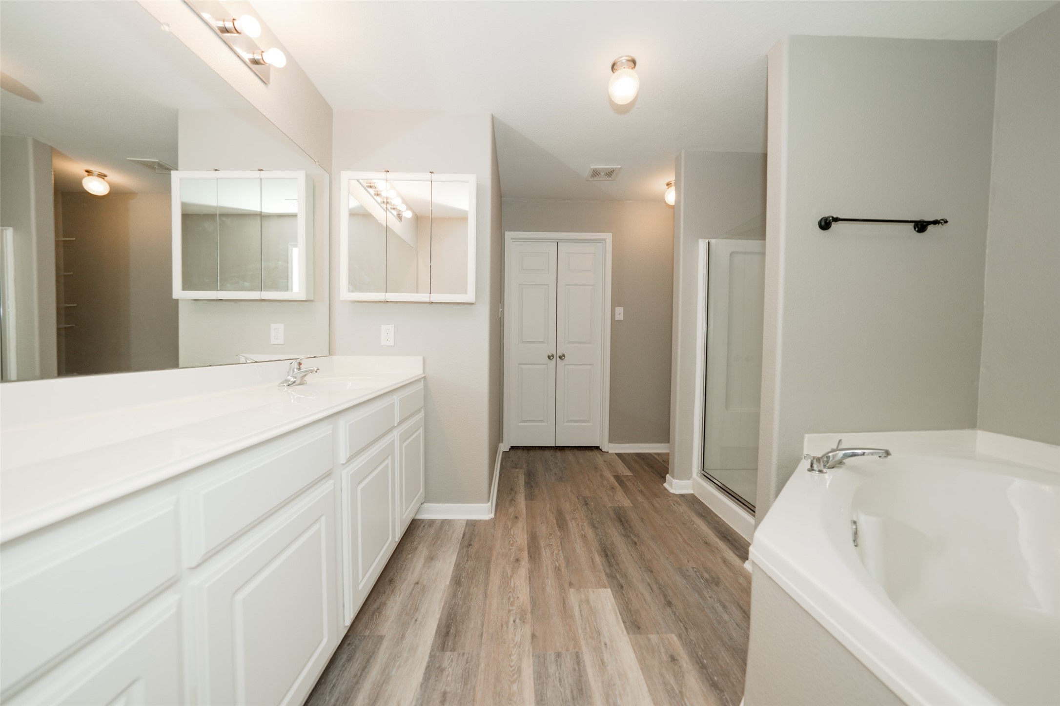 28894 Llano River Loop Spring, TX 77386 - Photo 14 of 33 a spacious bathroom with a bathtub and a sink