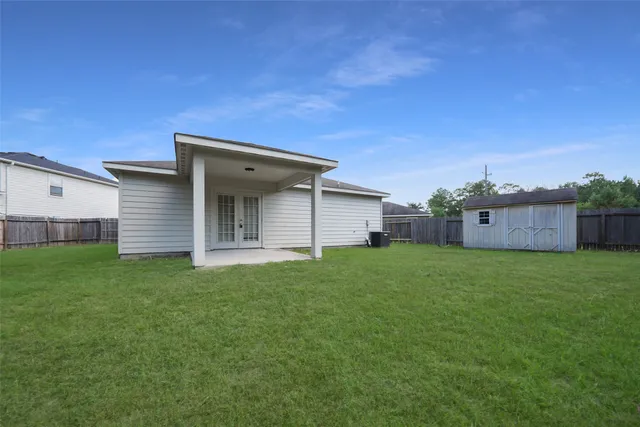 a view of a backyard