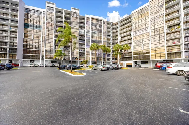 $3,100 | 600 Parkview Drive, Unit 1114, Hallandale Beach, FL 33009