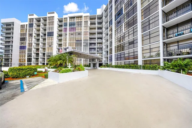 $3,100 | 600 Parkview Drive, Unit 1114, Hallandale Beach, FL 33009