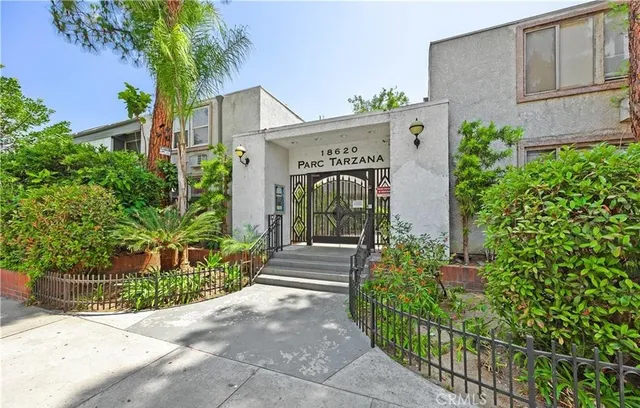 a view of a entrance of the house