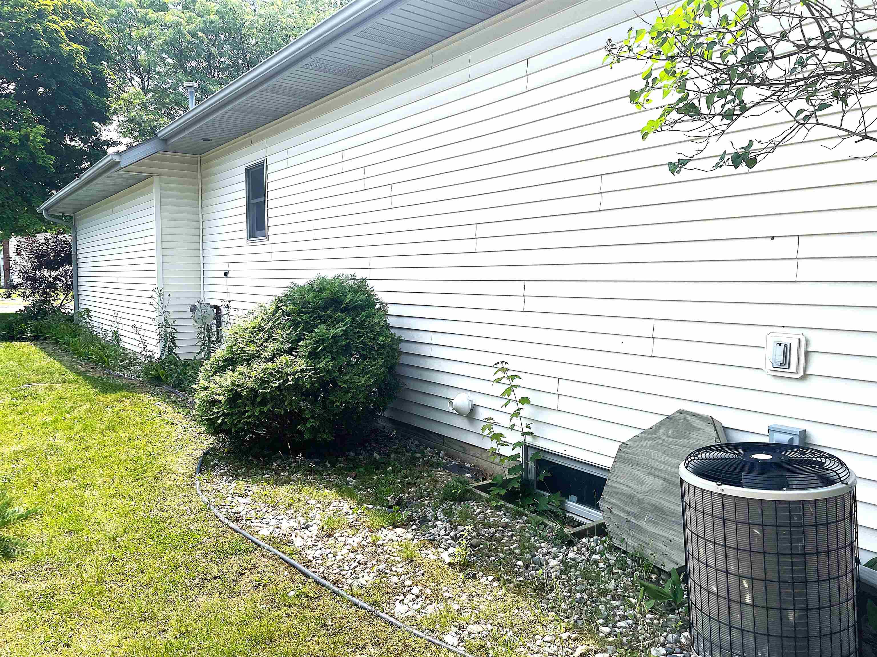 950 Iowa Street Alma, MI 48801 - Photo 11 of 72 1923807-14ba8a13-8702-487e-bc0a-8237a5fa3cfc.JPG