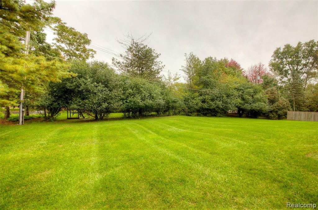26198 Steele Road Farmington Hills, MI 48331 - Photo 4 of 31