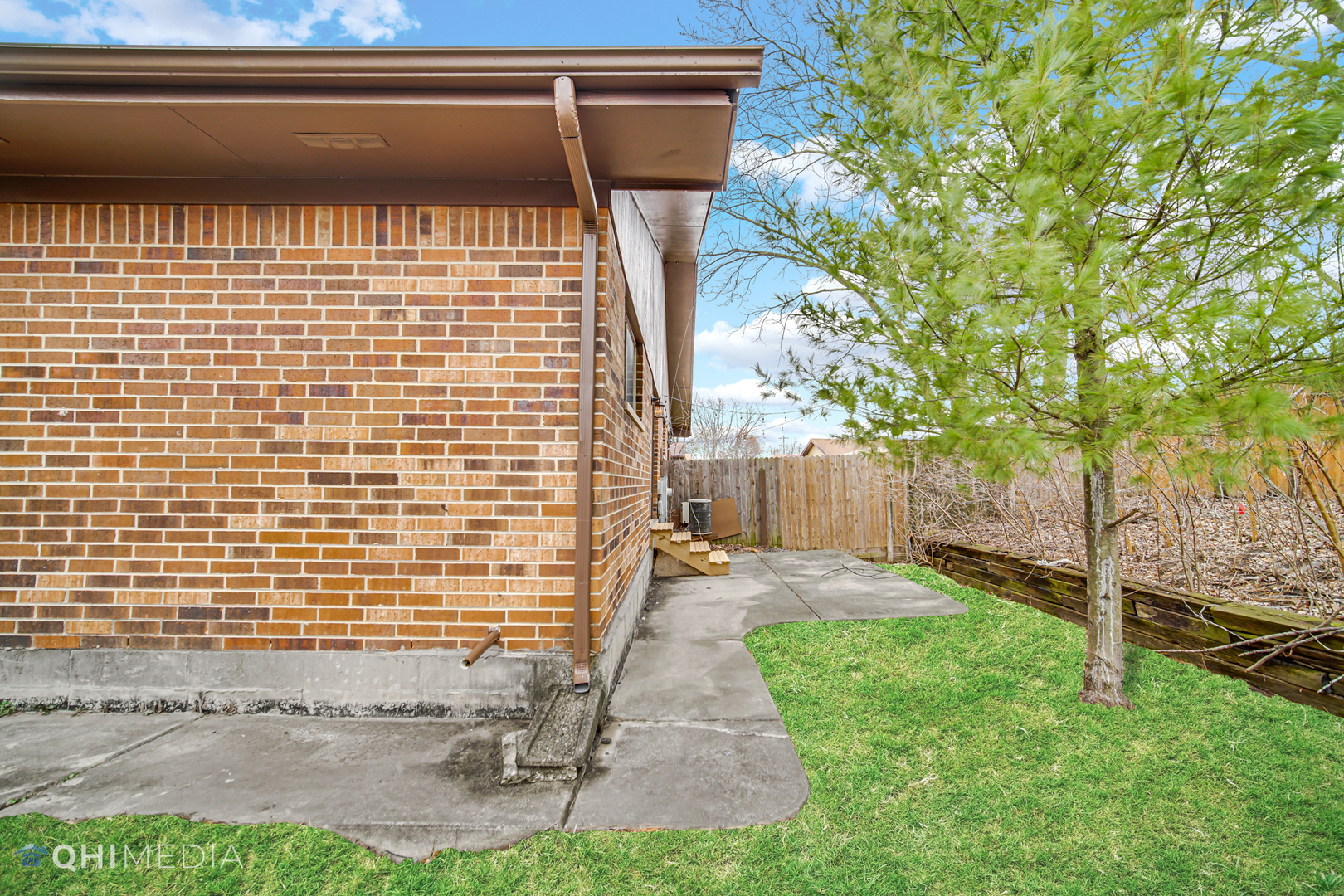 157 Virginia Court Streamwood, IL 60107 - Photo 3 of 17 a view of a back yard of the house