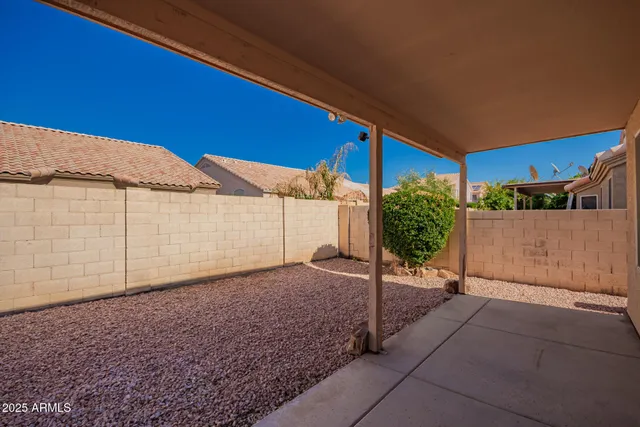 a view of a backyard
