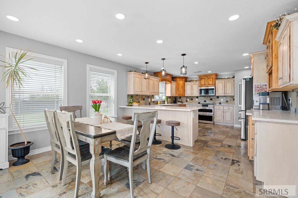 3902 East 154 North Rigby, ID 83442 - Photo 28 of 99 Dining/kitchen