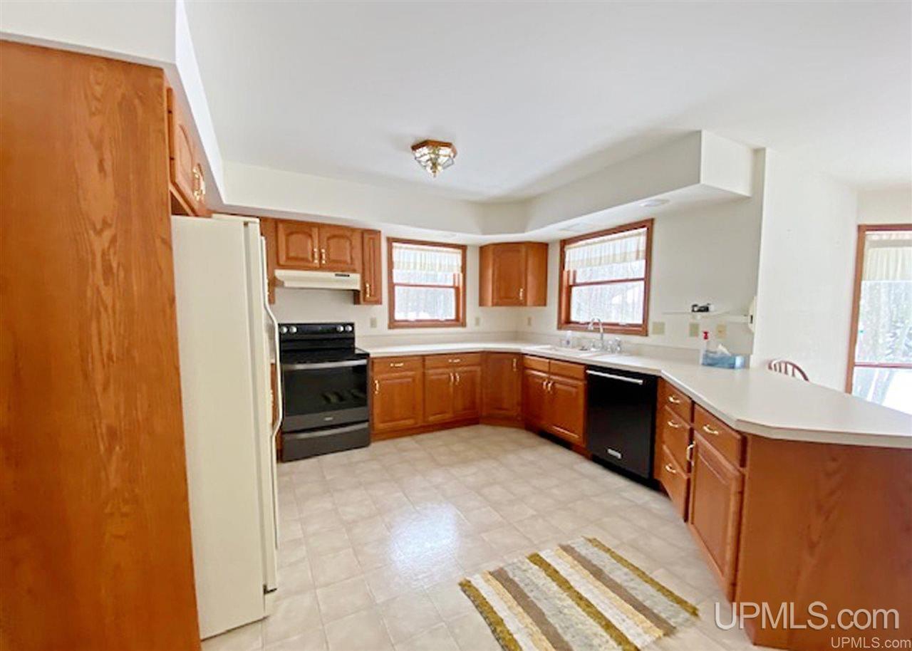 7738 Tipperary Road Gladstone, MI 49837 - Photo 12 of 46 Gallery Image 12