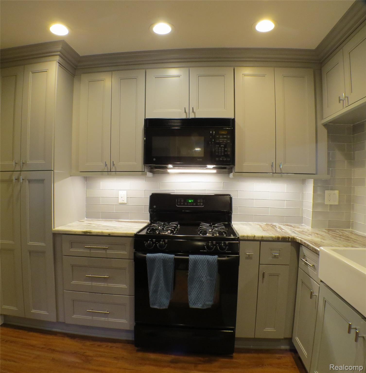 23149 Farmington Road Farmington, MI 48336 - Photo 10 of 45 IMG_8431.JPG