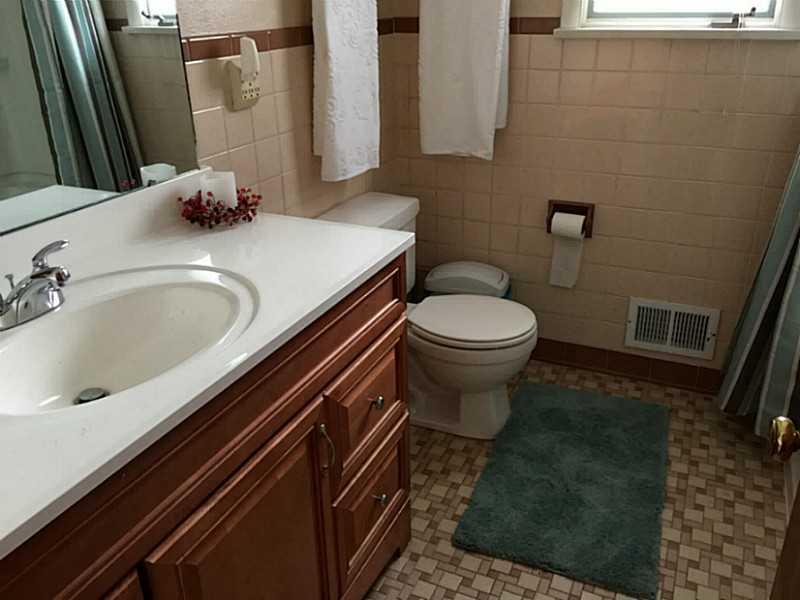 677 Davidson Drive Rochester, PA 15074 - Photo 8 of 25 Full Bath.