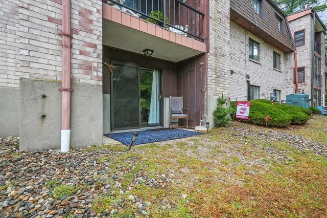 a view of a house with backyard and garden
