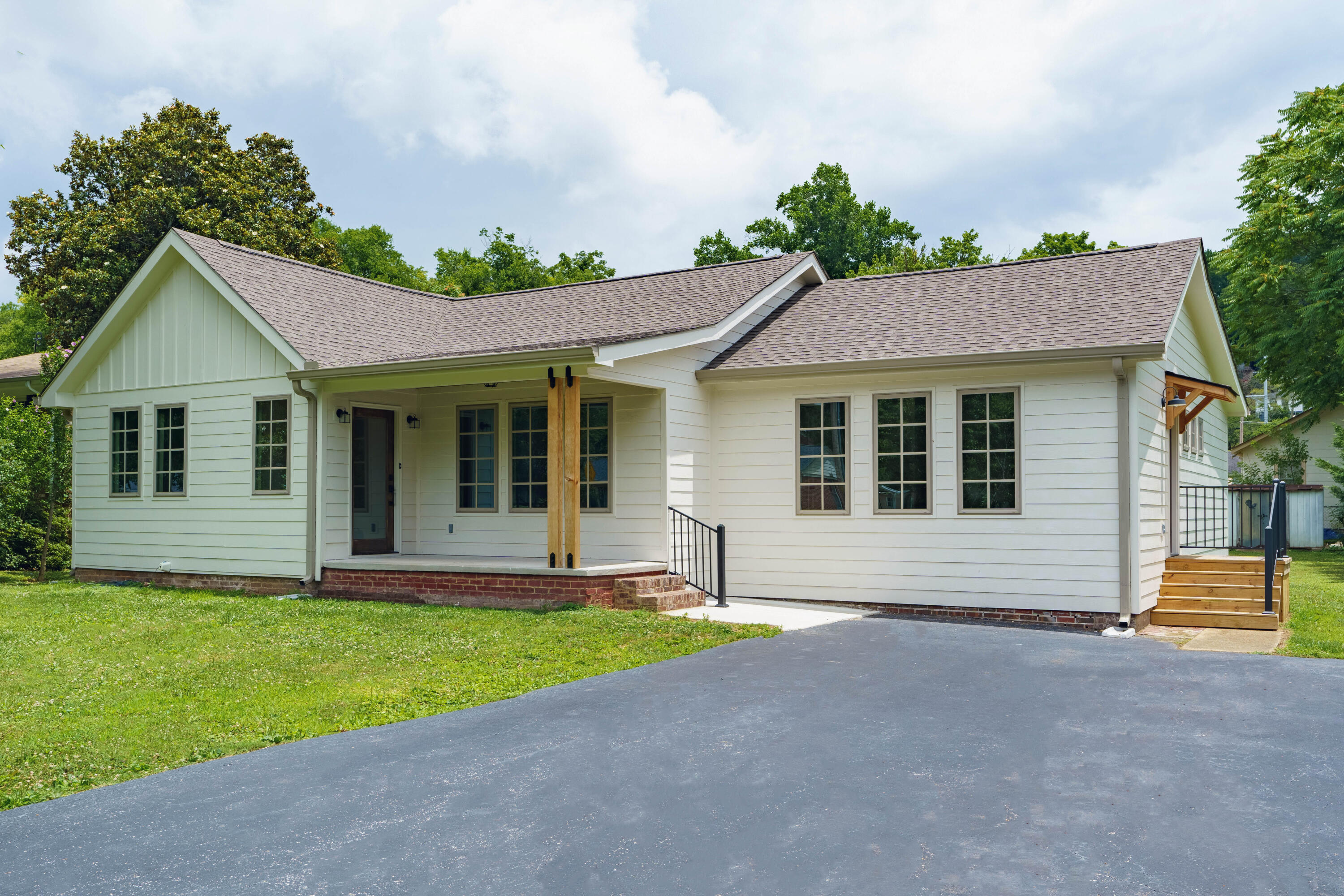 3502 Redding Road Chattanooga, TN 37415 - Photo 1 of 34 01 - 3502 Redding Road - Exterior