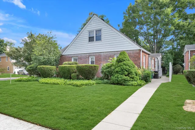 $899,888 | 67 Maple Drive West, New Hyde Park, NY 11040