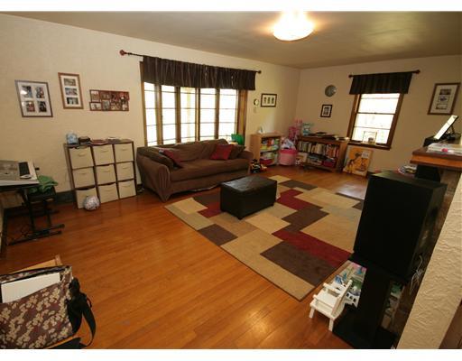 581 Rte 908 Natrona Heights, PA 15065 - Photo 2 of 17 Living Room.