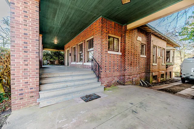a table and chairs in front of a house