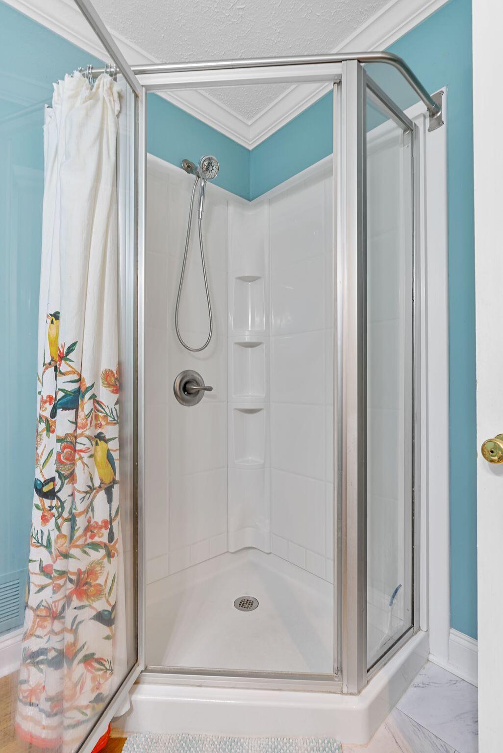 1505 Beacon Hill Road Lexington, KY 40504 - Photo 38 of 68 Main Level Bathroom