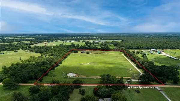 a view of a green field with lots of green space