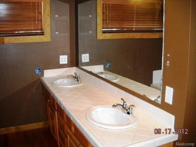 750 Geneva Road Waterford, MI 48328 - Photo 9 of 11 MASTER BATH VIEW 2.jpg
