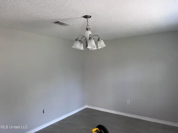 $1,100 | 102 Carson Drive, Gulfport, MS 39503