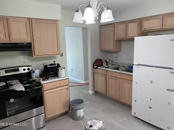 $1,100 | 102 Carson Drive, Gulfport, MS 39503