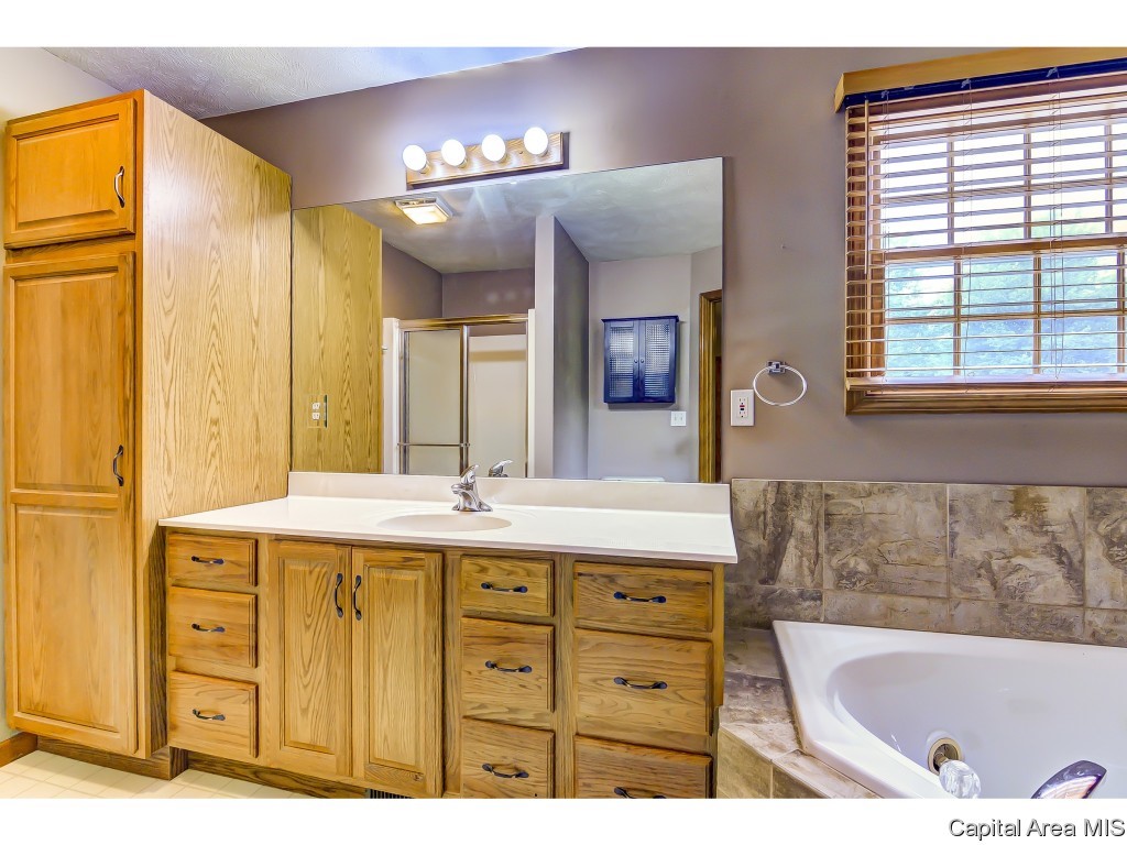 5960 North Lake Road Springfield, IL 62711 - Photo 5 of 36