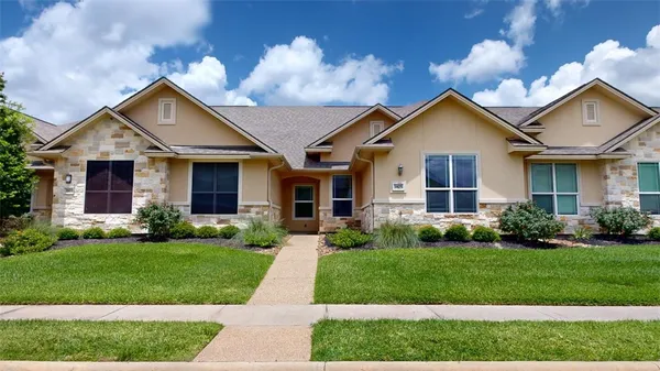 a view of a yard in front of house