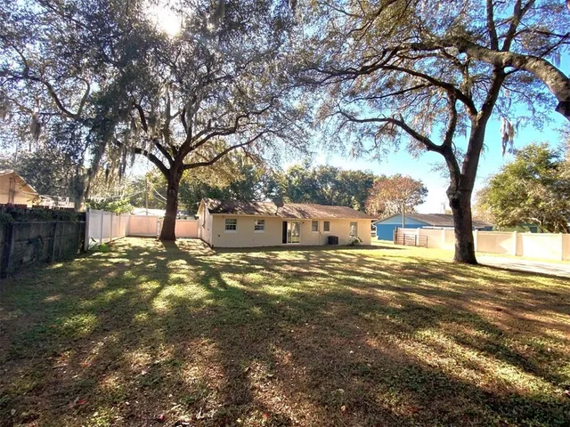 a view of back yard of the house