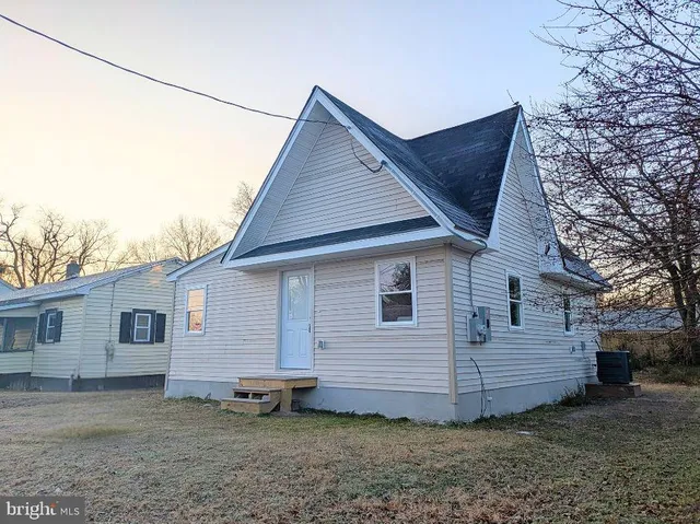 a view of a small house and a yard